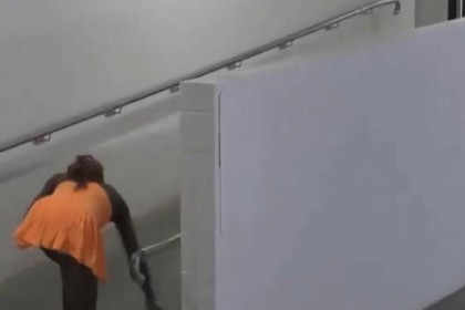 咪咕体育官方网站-怒摔球拍被拍下！高芙不满澳网直播：我们一点隐私都没有了